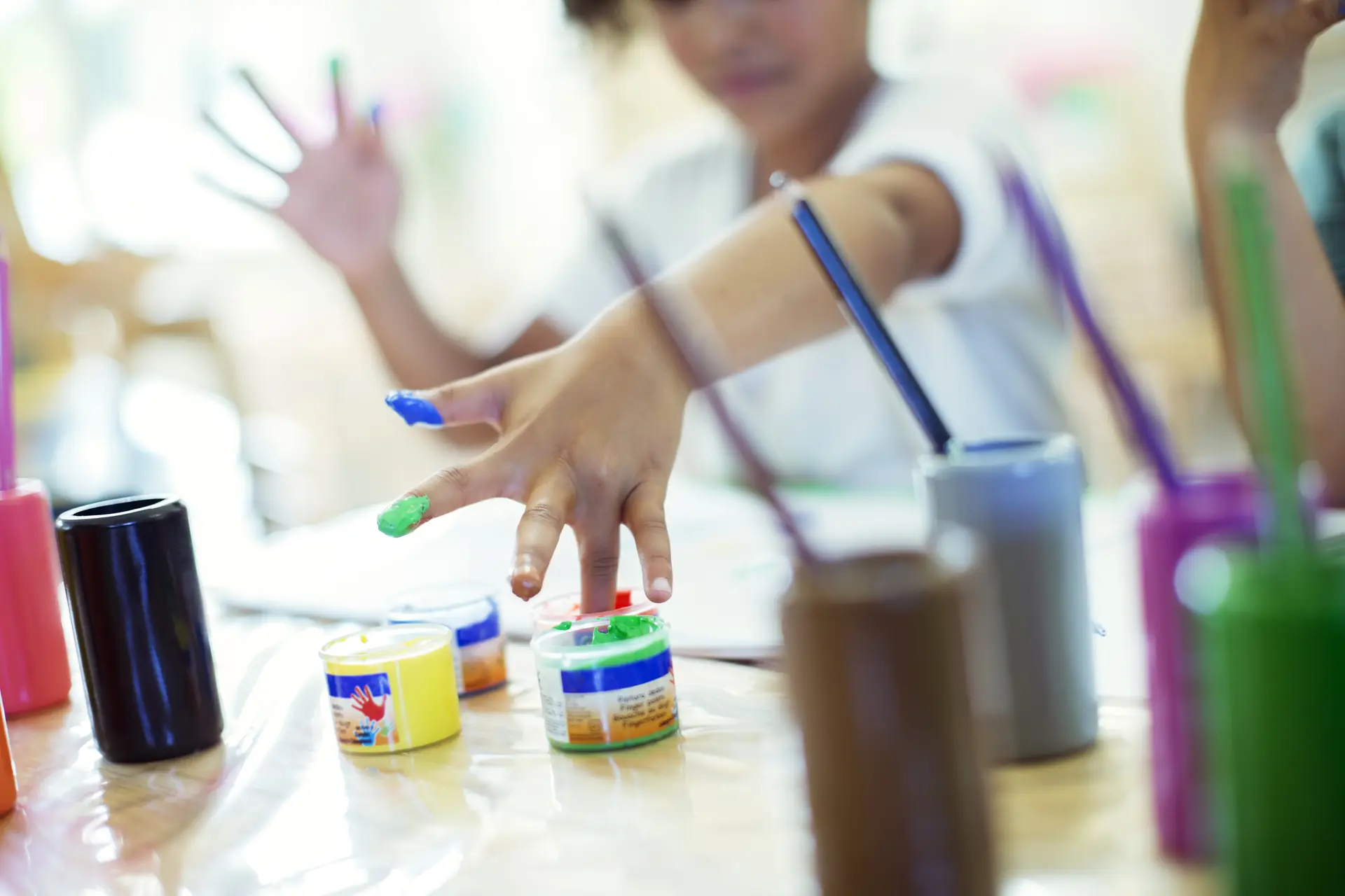 Niños pintando